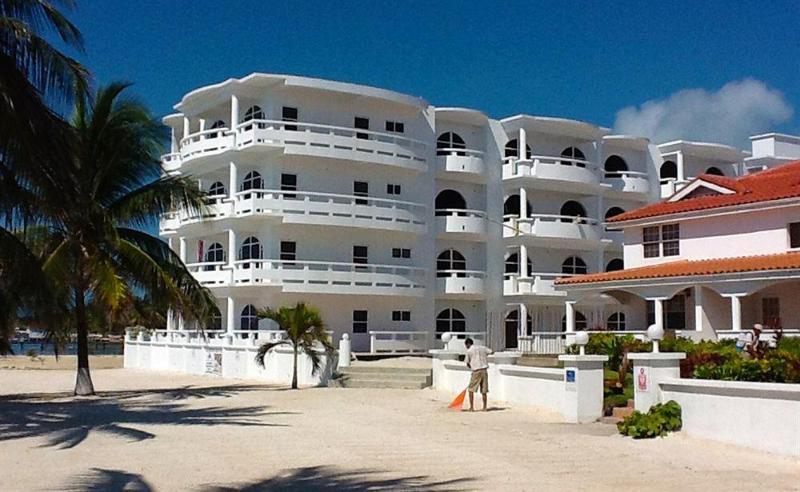 Banyan Bay Suites San Pedro  Exterior foto